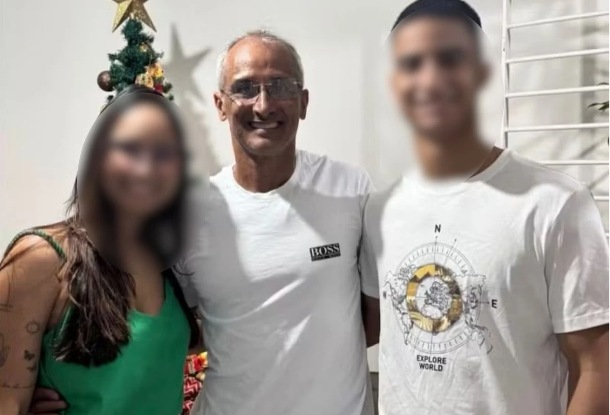 Ronald José Salvador Montenegro ao lado dos filhos por Reprodução