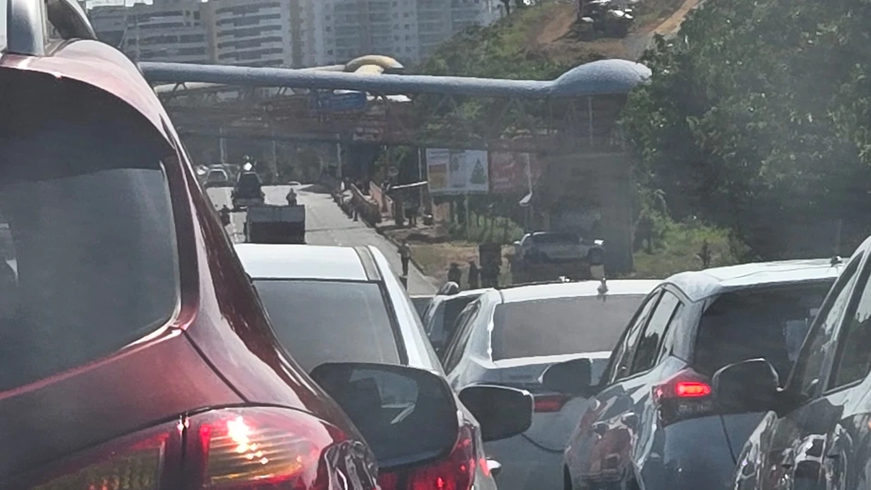 Imagem - Caminhão quebrado gera congestionamento na Avenida Paralela