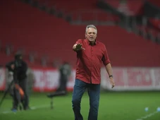 Imagem - 'Quem perde um filho não é homofóbico', diz Abel Braga após fala sobre camisa rosa