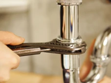 Imagem - Aprenda truque de um encanador que desentope qualquer ralo entupido