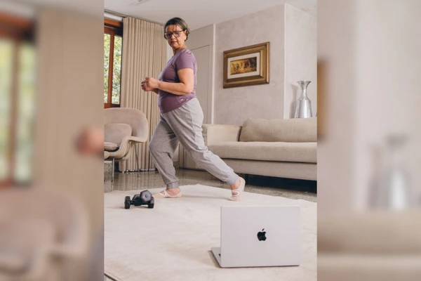 A dona de casa Francisca Monteiro encontrou uma forma prática e segura de fortalecer a sua independência funcional