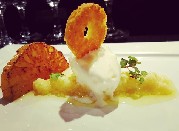 Abacaxi confitado, coalhada de coco, soverte de coco e crocante de brioche por Reprodução/ Redes sociais