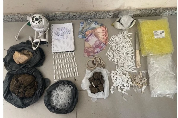 Ação policial terminou com aves resgatadas e apreensão de drogas por Divulgação