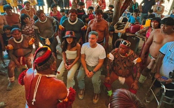 Anitta e Luciano Huck na aldeia Kuikuro, no Parque Indígena do Xingu