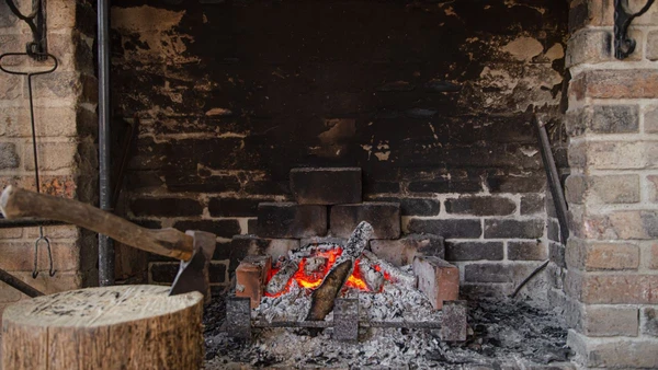 As cinzas da lareira costumam ir direto para o lixo, mas elas têm muito mais utilidade do que parece