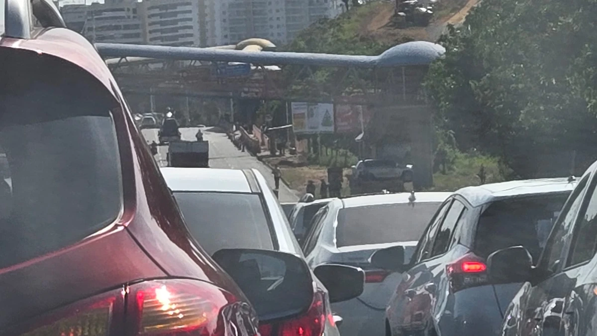 Caminhão quebrado na Avenida Paralela