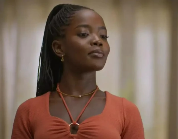 Clara Moneke como Leona em 