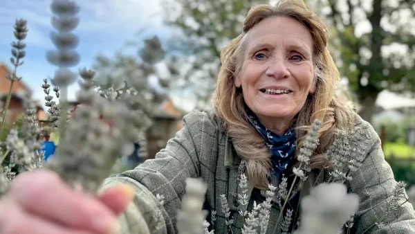 Depois de enfrentar o alcoolismo e viver anos sem casa, ela conseguiu se reerguer