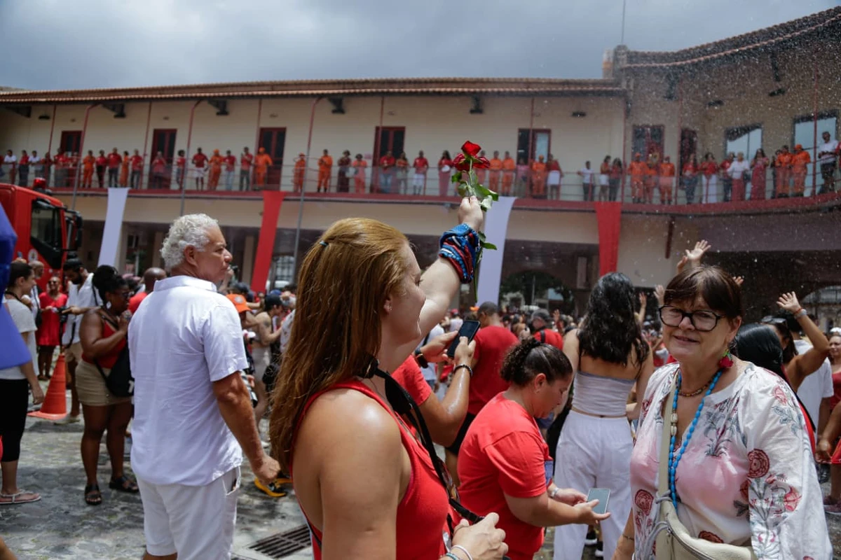 Devotos se reuniram no quartel do Corpo de Bombeiros na Barroquinha por Arisson Marinho/CORREIO