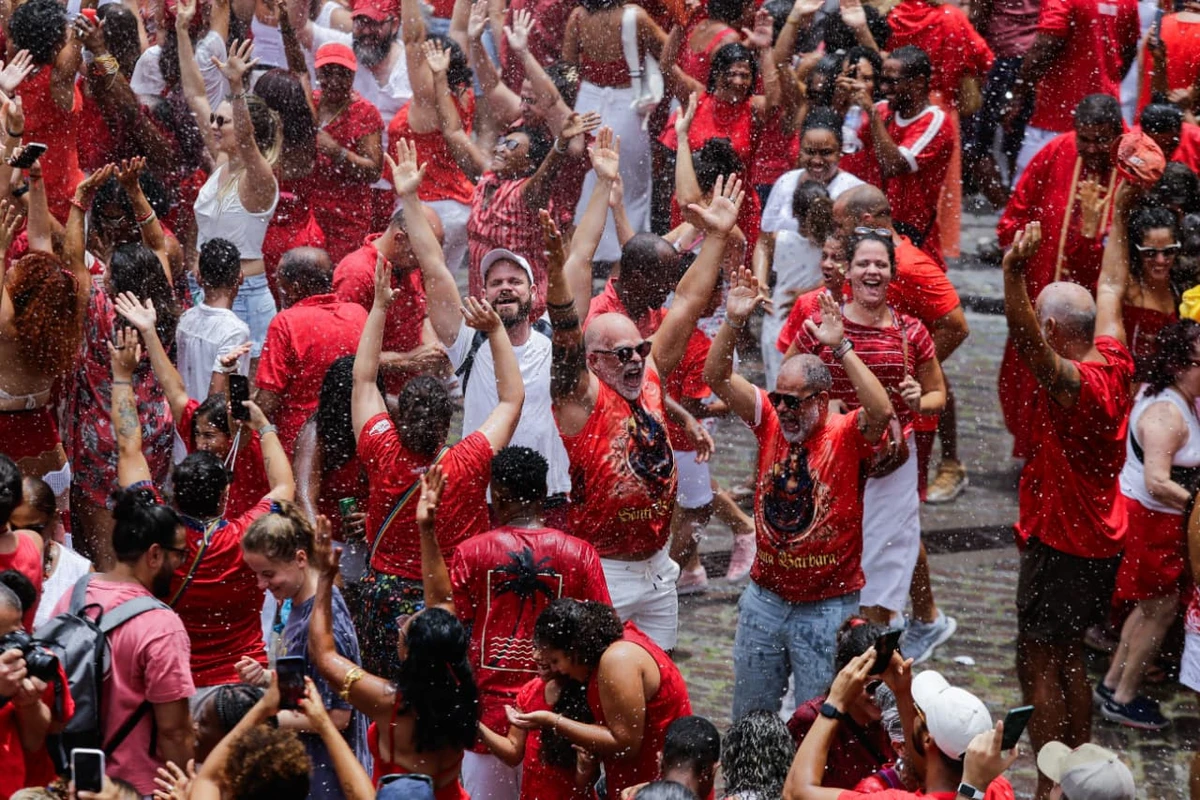 Devotos se reuniram no quartel do Corpo de Bombeiros na Barroquinha por Arisson Marinho/CORREIO