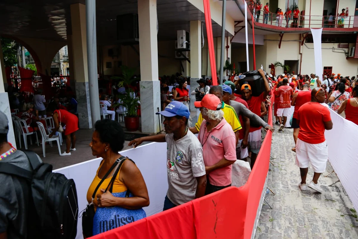 Devotos se reuniram no quartel do Corpo de Bombeiros na Barroquinha por Arisson Marinho/CORREIO