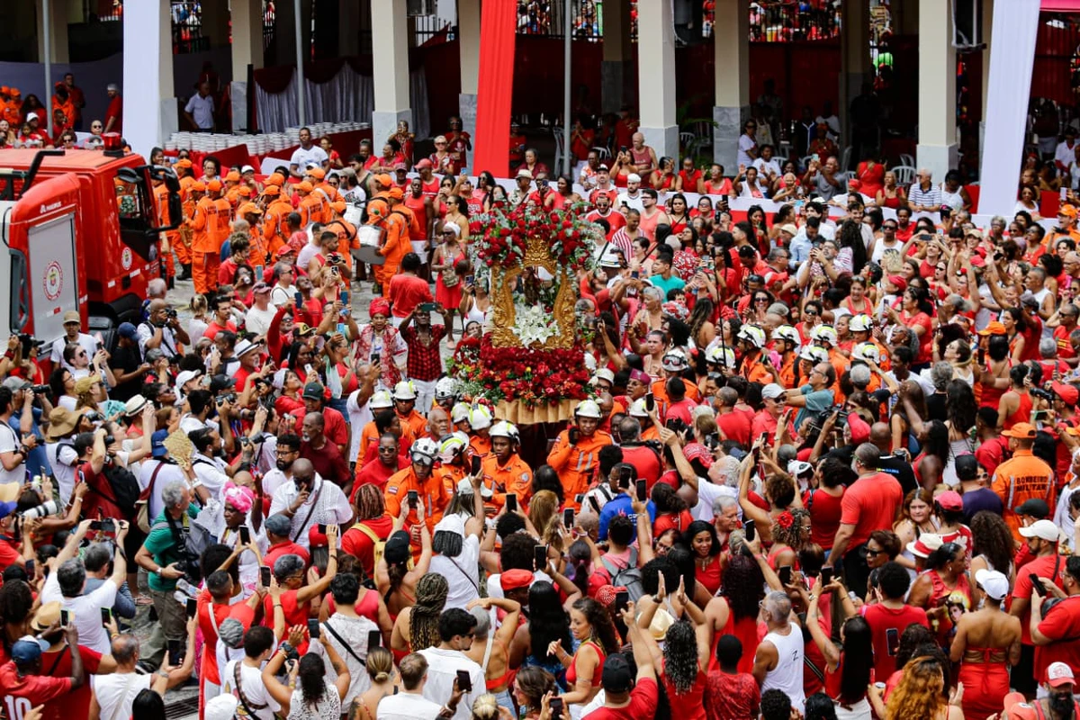 Devotos se reuniram no quartel do Corpo de Bombeiros na Barroquinha por Arisson Marinho/CORREIO