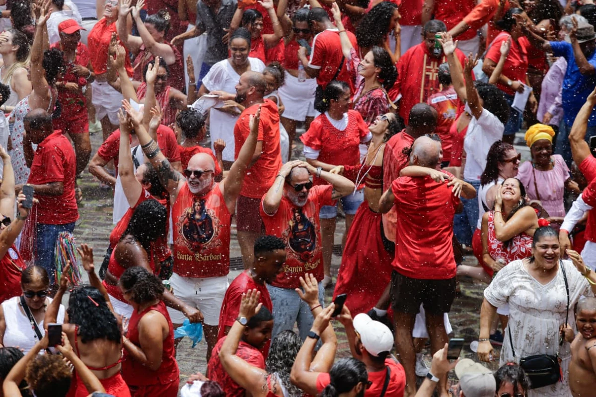 Devotos se reuniram no quartel do Corpo de Bombeiros na Barroquinha por Arisson Marinho/CORREIO