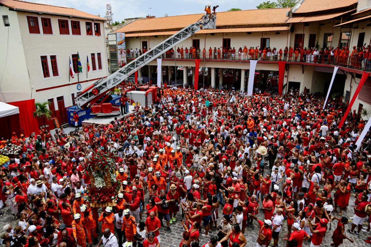 Devotos se reuniram no quartel do Corpo de Bombeiros na Barroquinha por Arisson Marinho/CORREIO