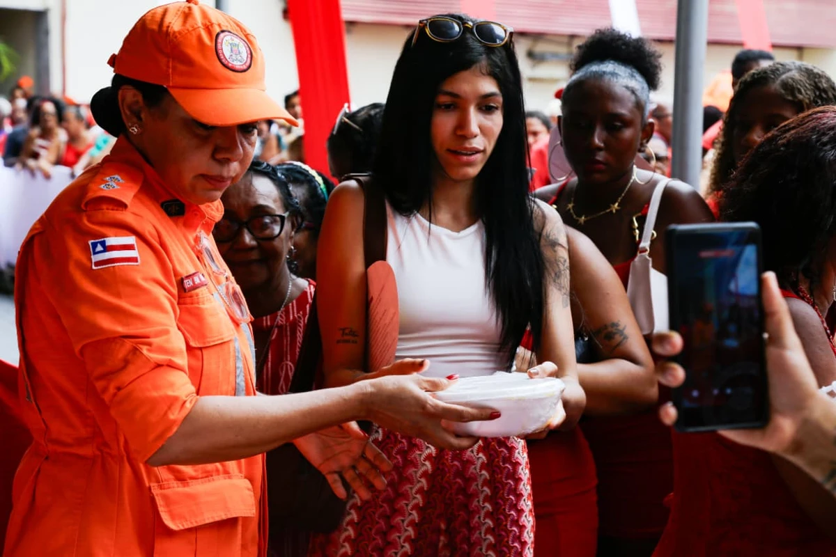 Devotos se reuniram no quartel do Corpo de Bombeiros na Barroquinha por Arisson Marinho/CORREIO