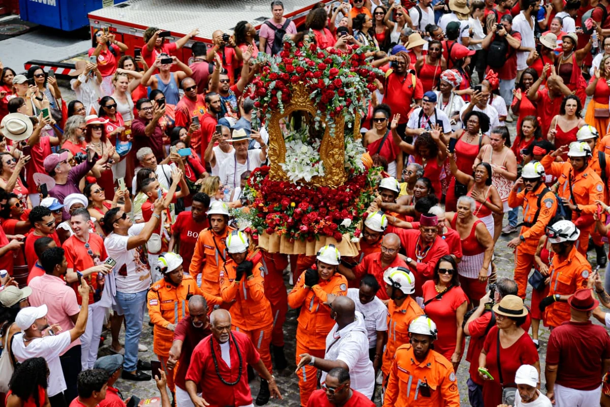 Devotos se reuniram no quartel do Corpo de Bombeiros na Barroquinha por Arisson Marinho/CORREIO