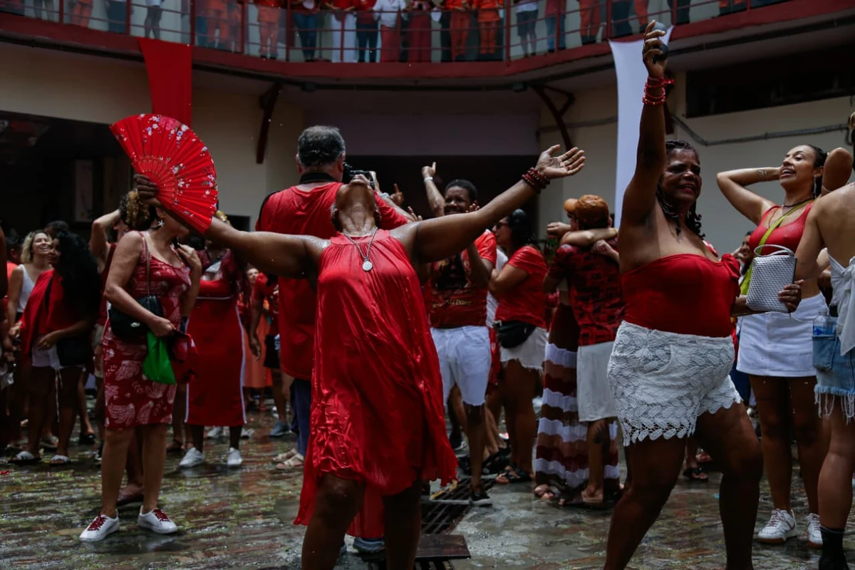 Devotos se reuniram no quartel do Corpo de Bombeiros na Barroquinha por Arisson Marinho/CORREIO