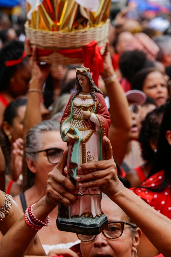 Fiéis celebram Santa Bárbara por Arisson Marinho/CORREIO