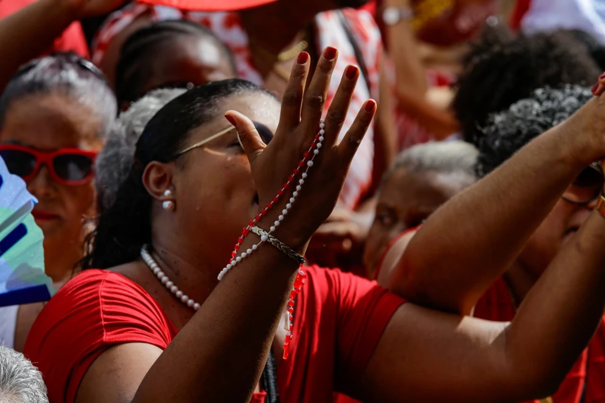 Fiéis celebram Santa Bárbara por Arisson Marinho/CORREIO