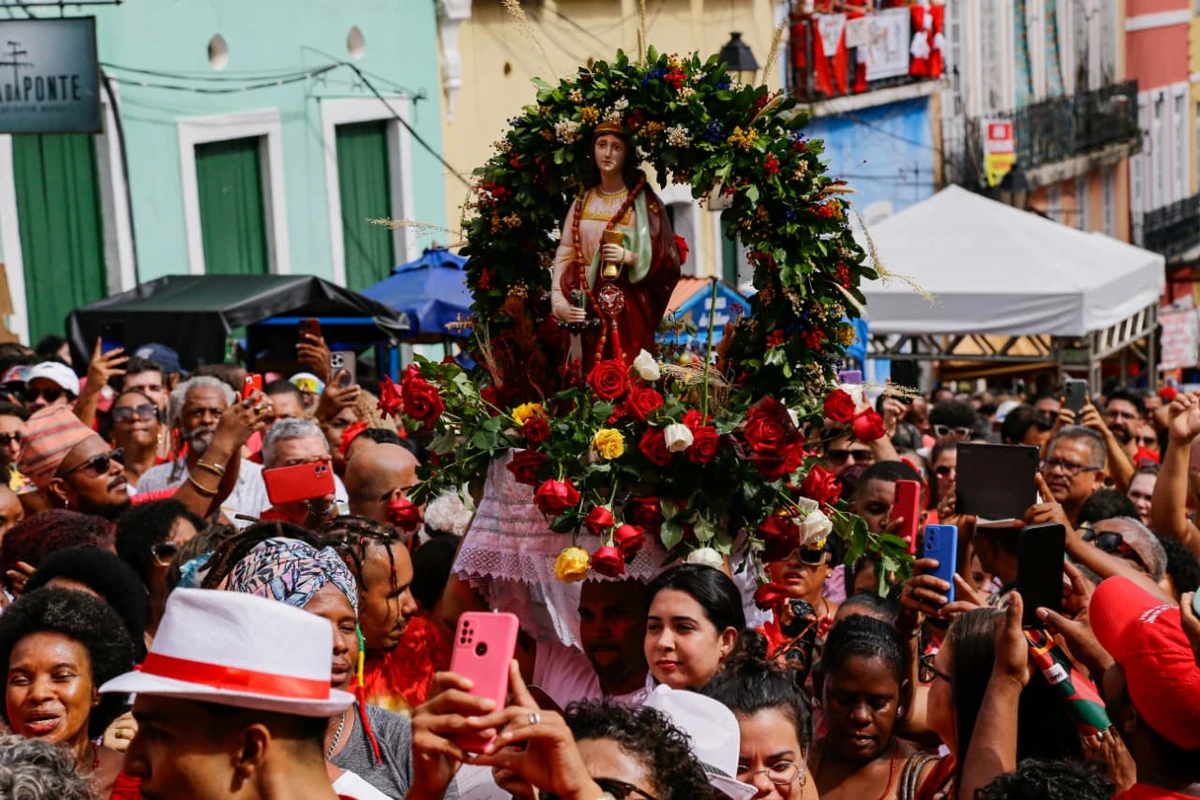 Fiéis celebram Santa Bárbara por Arisson Marinho/CORREIO
