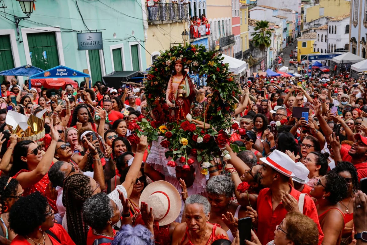 Fiéis celebram Santa Bárbara por Arisson Marinho/CORREIO