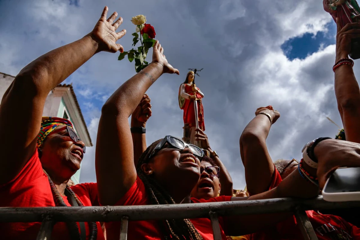 Fiéis celebram Santa Bárbara por Arisson Marinho/CORREIO