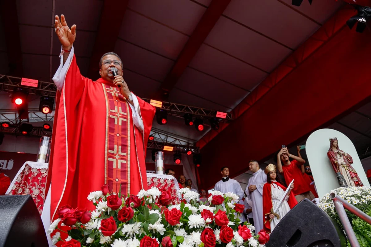 Fiéis celebram Santa Bárbara por Arisson Marinho/CORREIO