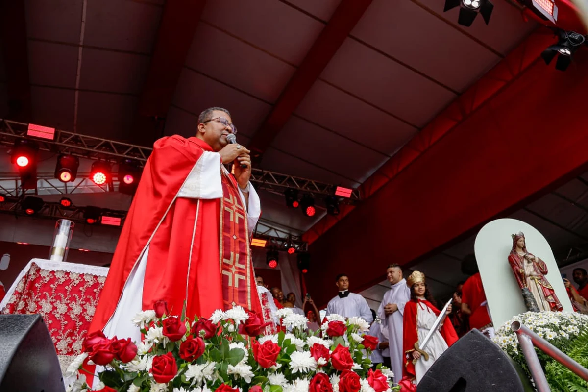 Fiéis celebram Santa Bárbara por Arisson Marinho/CORREIO