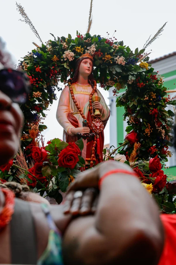 Fiéis celebram Santa Bárbara por Arisson Marinho/CORREIO