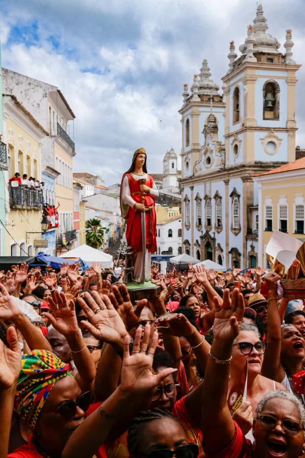 Fiéis celebram Santa Bárbara por Arisson Marinho/CORREIO