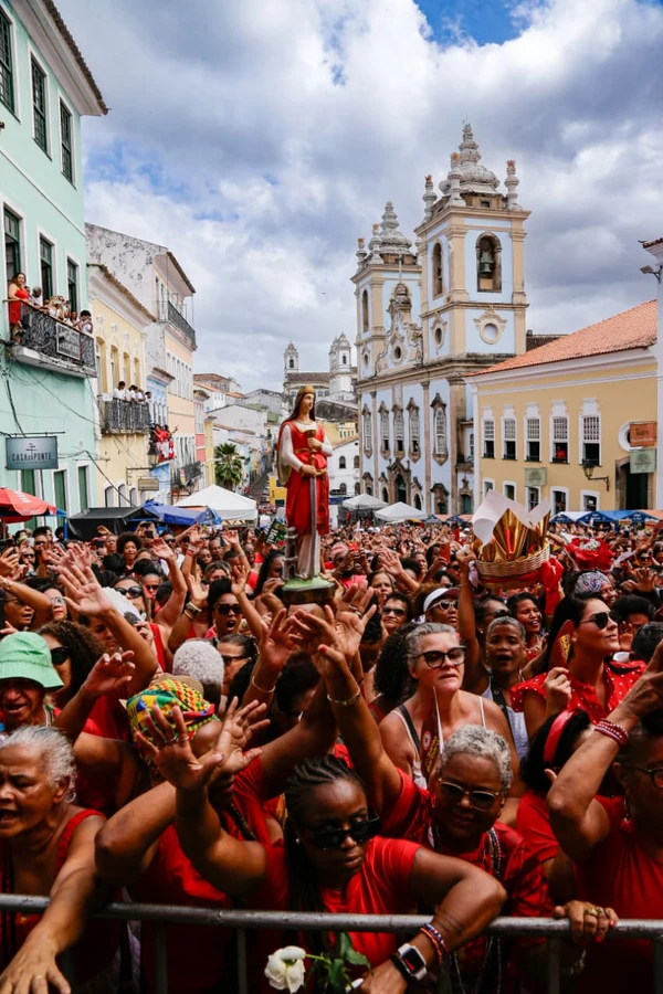 Fiéis celebram Santa Bárbara por Arisson Marinho/CORREIO