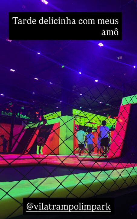 Ivete Sangalo leva as filhas ao maior parque de trampolim da Bahia por Reprodução