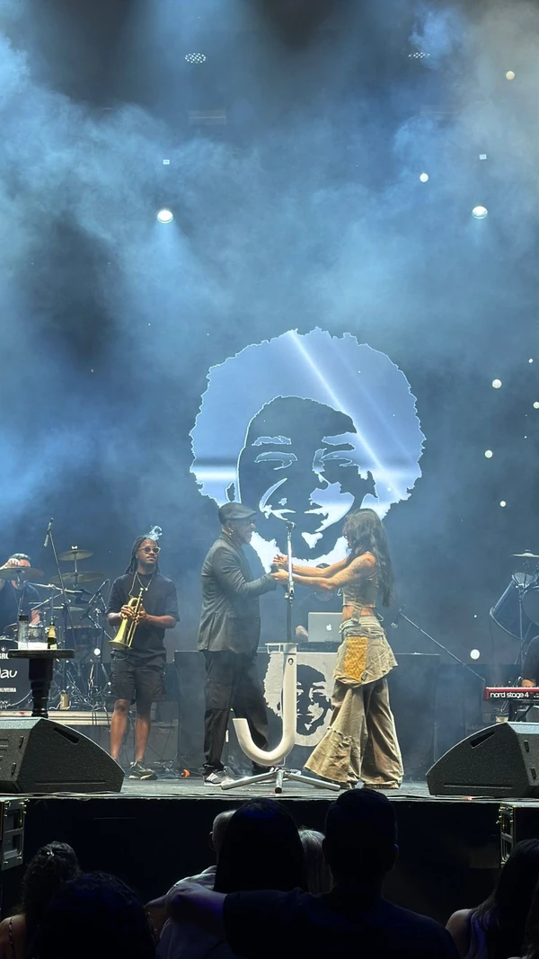 Lary faz temporada na Bahia e participa de projetos com artistas locais por Divulgação