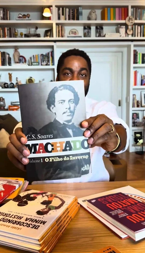 Lázaro Ramos usou as redes sociais para indicar o livro por reprodução