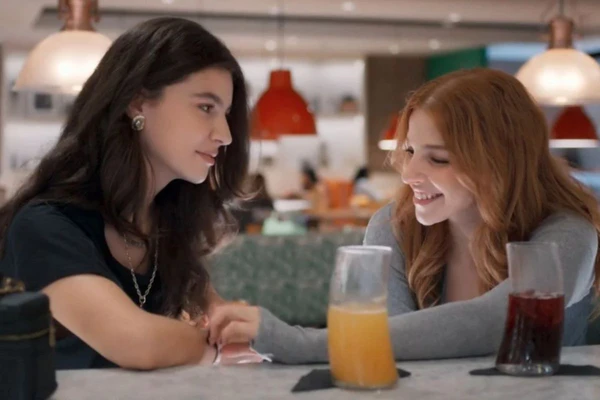 Lorena (Alanis Guillen) e Juquinha (Gabriela Medvedovsky)