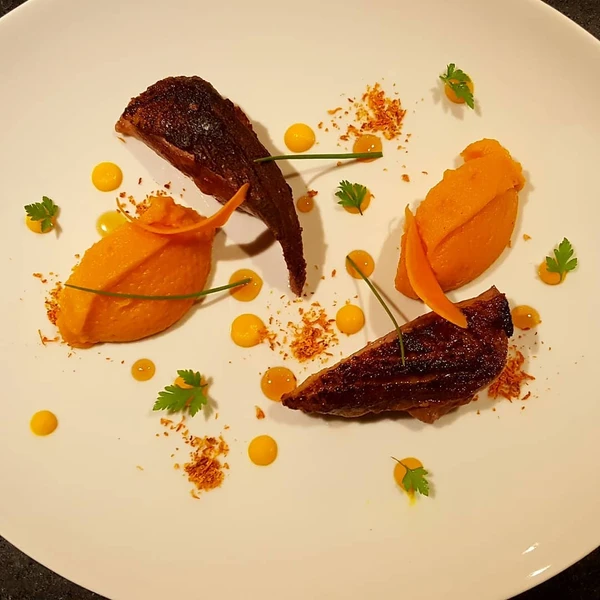 Magret de pato, purê de cenoura, farofa de cenoura, gel de cenoura e molho gastric por Reprodução/ Redes sociais