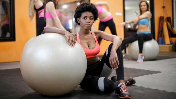 Método une força, postura e baixo impacto em aulas disputadas em estúdios e nas redes sociais.