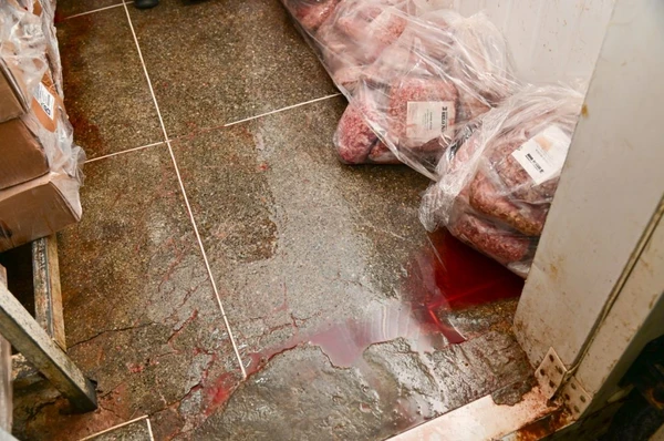Parte da estrutura do açougue foi interditada por Divulgação/ Visa