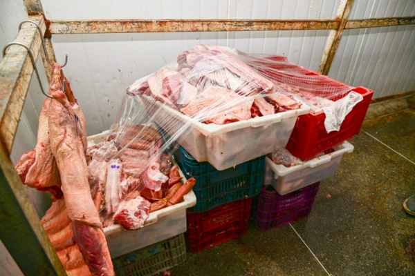 Parte da estrutura do açougue foi interditada