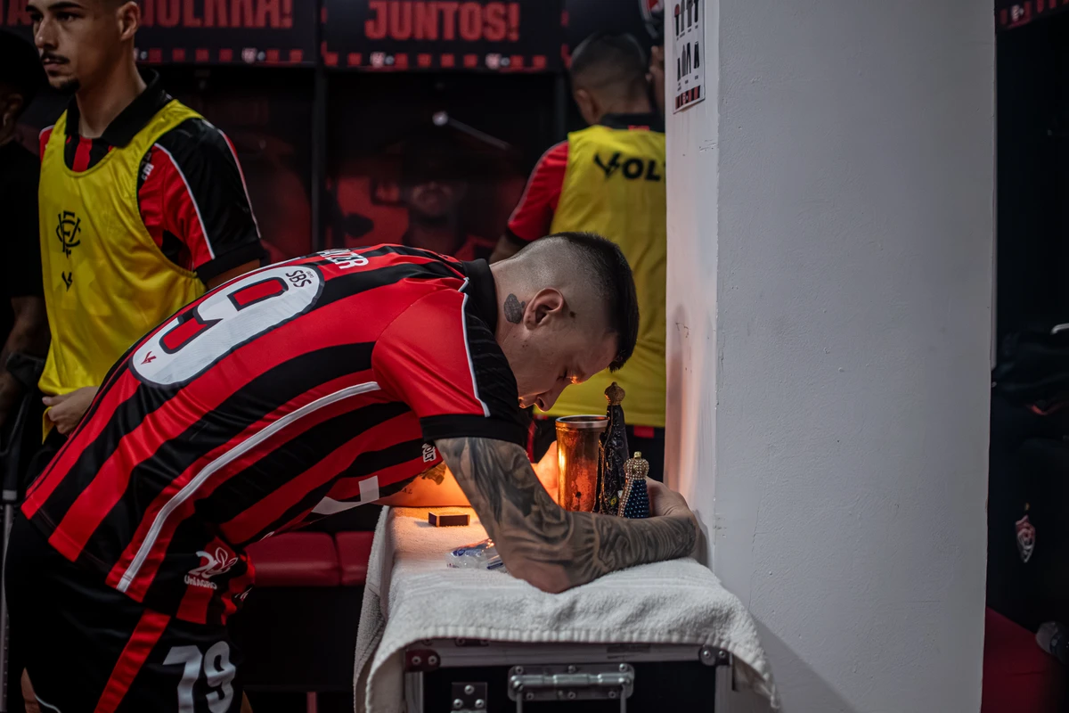 Renato Kayzer em momento de fé no vestiario do Vitório 