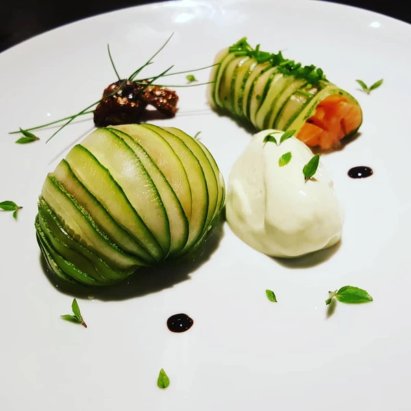 Salmão, sunomono, crocante da pele do salmão, redução de soyu e soverte se wasabi por Reprodução/ Redes sociais