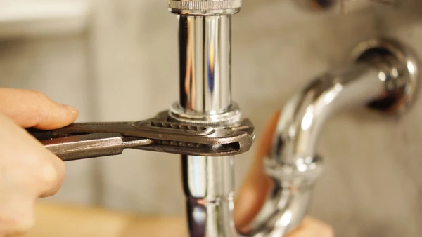 Veja soluções práticas para liberar ralos usando objetos que você já tem