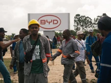 Imagem - 2 mil operários paralisam obras da BYD em Camaçari e denunciam más condições de trabalho