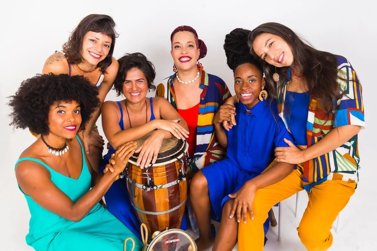 A apresentação traz as composições autorais lançadas no EP De Umbigo a Umbigo