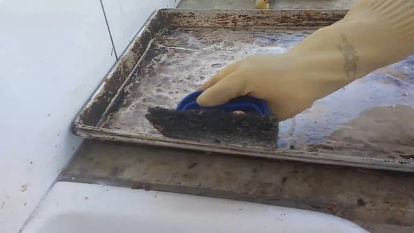 A importância de adotar métodos suaves que limpam bem sem desgastar o material das assadeiras