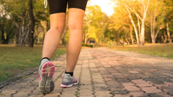 Estudos mostram que caminhar imediatamente após a refeição tem efeito mais robusto na redução da glicose e insulina, superando exercícios feitos em outros momentos