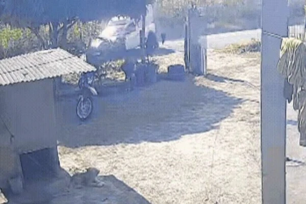 Imagens mostram momento que carro sai da pista por Reprodução