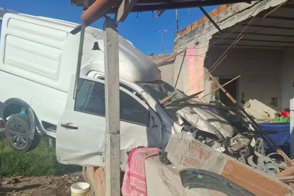 Imagens mostram momento que carro sai da pista por Reprodução