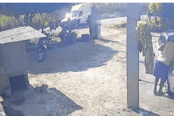 Imagens mostram momento que carro sai da pista por Reprodução