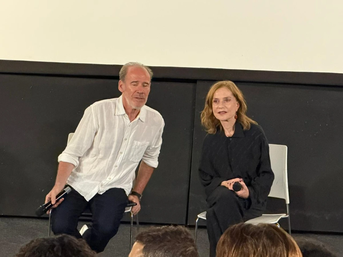 Isabelle Huppert e Christian Boudier, diretor da produtora Bonfilm e curador do Festival de Cinema Francês do Brasil por Carol Neves/CORREIO